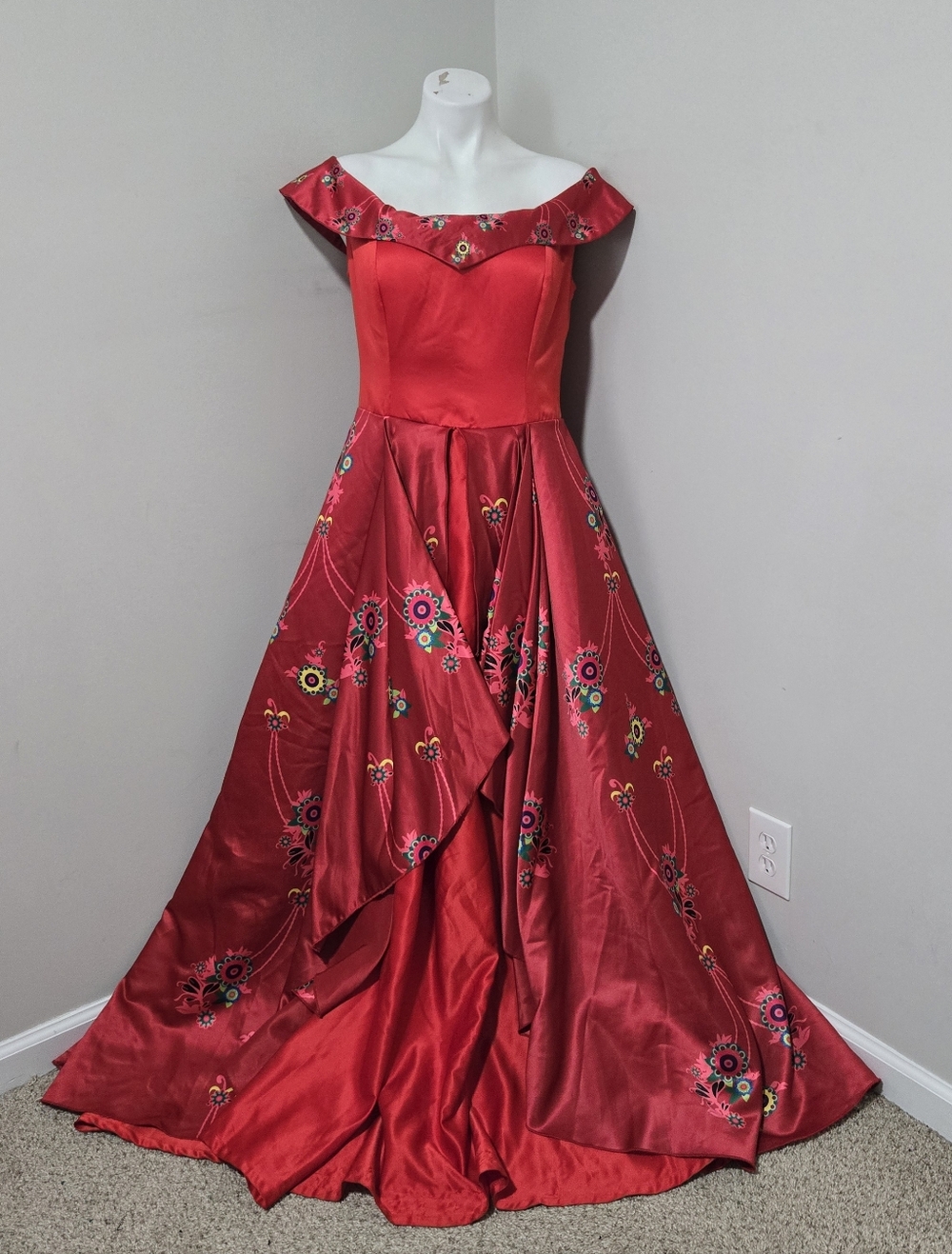 (Fits 14-20ish) Unbranded Red Portrait-Collar Gown with Op-Art Floral Print